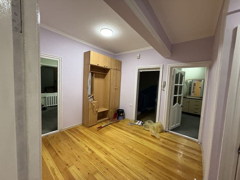 Локация Ойбек 15 метро пешком 50 метров  самый центр. Свежий