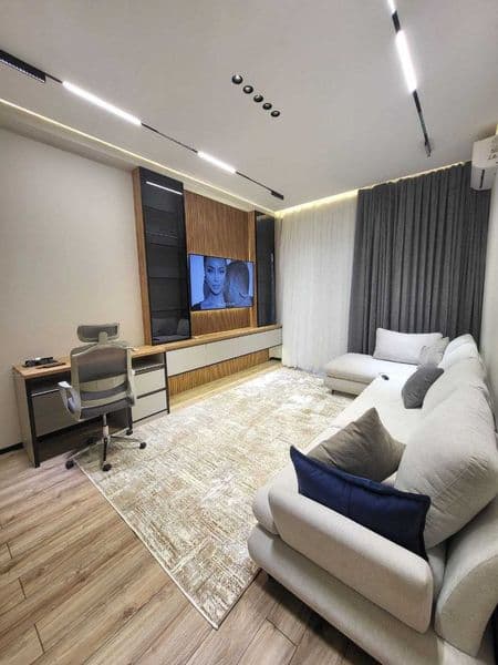 2 комнатная квартиры , 65 квадратов <br />
1800$