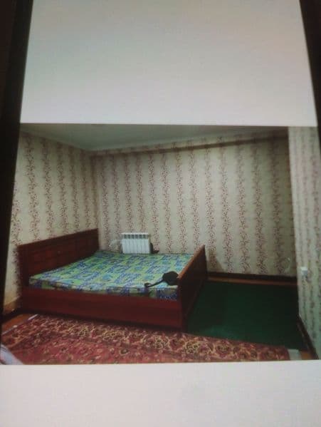 Ippoodrom bozori qarshisida, hovlini podvolida joylashgan, h