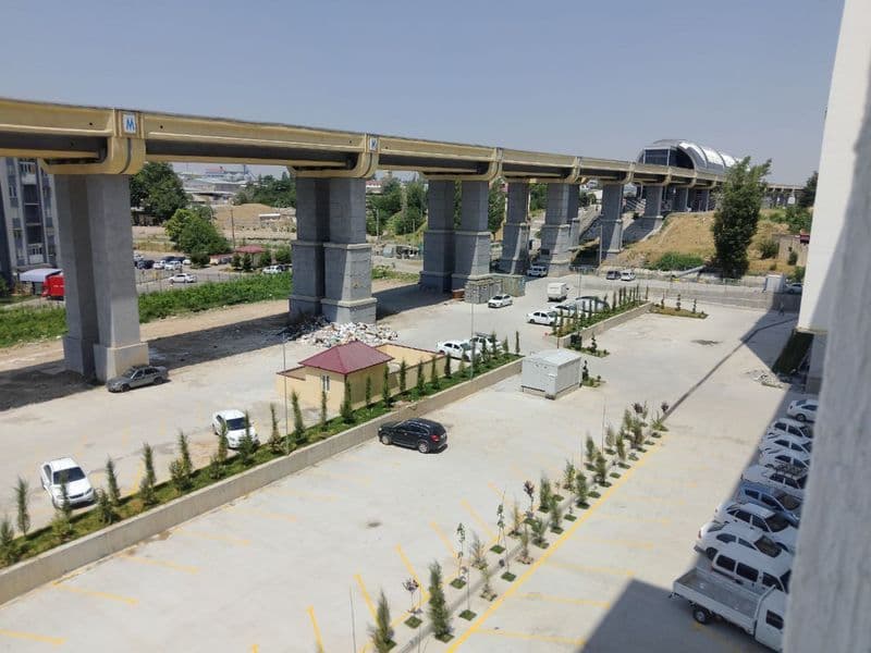 Sergeli choshtepa metroni birinchi bekati oldida 1 xona 2 xo