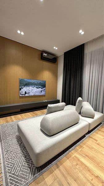 Отличное расположение дома - всё рядом - много магазинов, Це