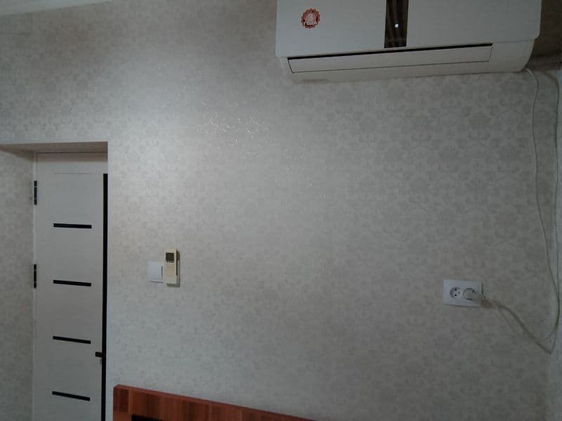 Mebel ,muzlatgich,kir mashina,televizor,gilamlari bor. Makta