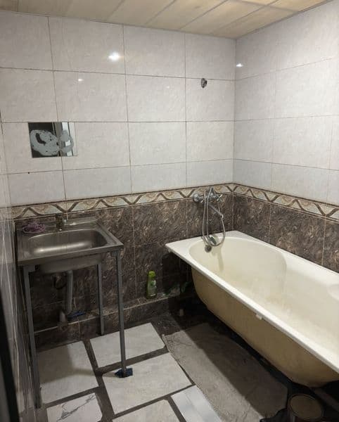 Сдаю 1 комнату в общежитии, ванна, туалет на две семьи, дом  — фото 4
