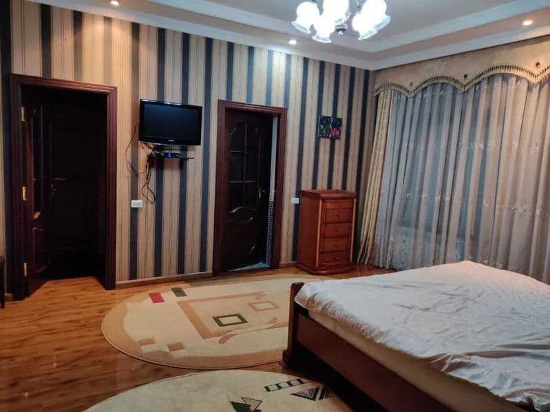 Домбрабад, район считается тихим и спальным. На фасадной час — фото 4