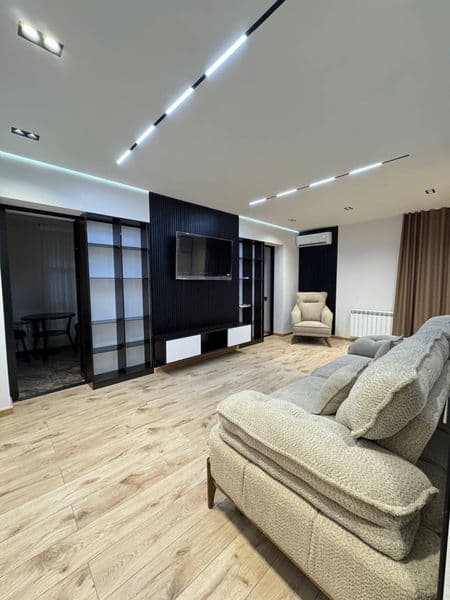 Отличное расположение дома - всё рядом - много магазинов, Це