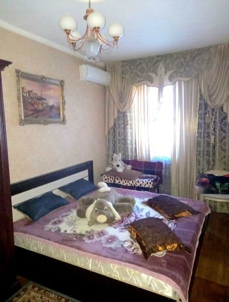 Комната чистая , отдельная , светлая ,двухспальная кровать ,