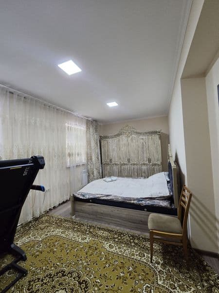 Olmazor tumani<br />
Beruniy metro bekati<br />
Метро ёнида,