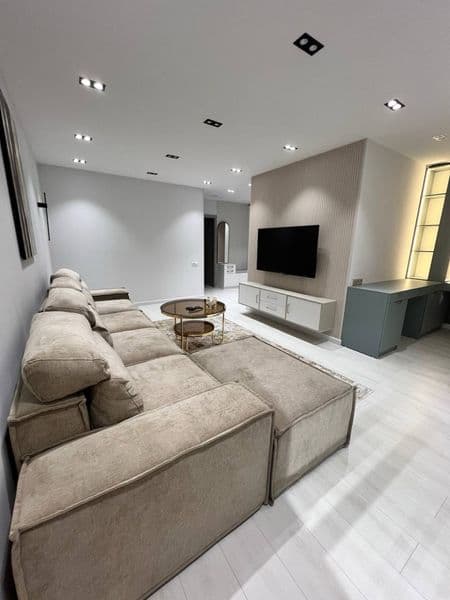 Квартира после ремонта техника и мебель новая, сдаем для сем