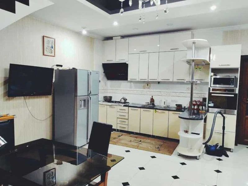 Домбрабад, район считается тихим и спальным. На фасадной час — фото 5