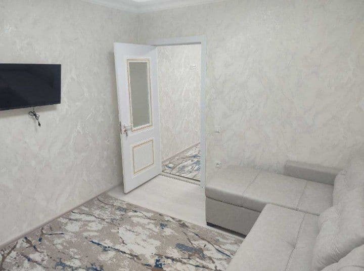 Roxat metro yonida joylashgan<br />
Yangi 1 xonali uy <br />