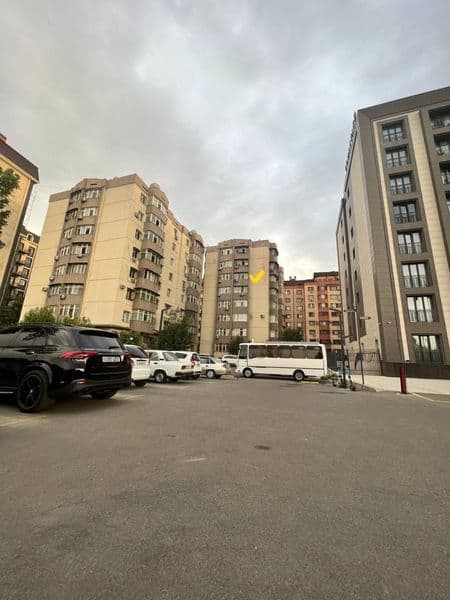 Ikkita balkonni bor.<br />
 Manzil Yakkasaroy tumani Kichik 