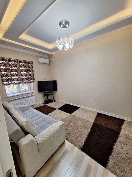 Yakkasaroy next savdo markazi oldida kvartira ijaraga berila