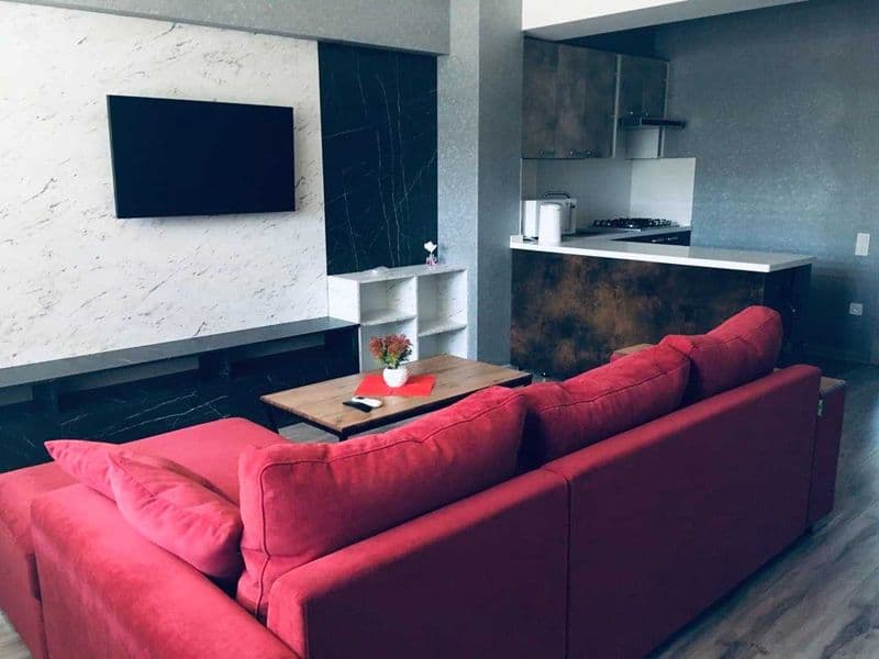 Сдам свою 2х- переделанную в 3х-комнатную квартиру в центре 