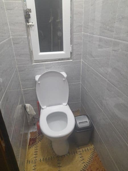 Kvtiraga  uqidigan  ishlaydigan  bolalarni  olamiza  soruchn