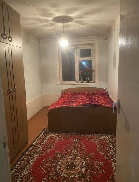 Срочно сдаётся трёхкомнатна квартира ,желательно семье место