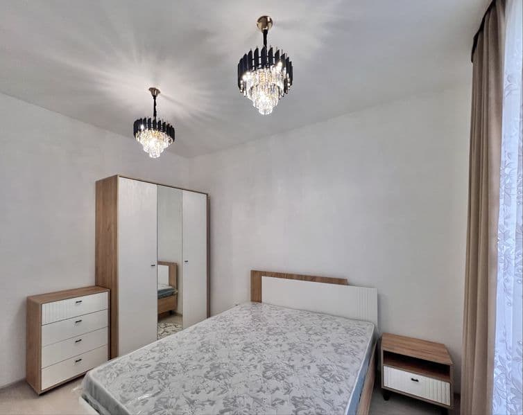 Квартира укомплектована мебелью и техникой.<br />
Сдаётся на — фото 5