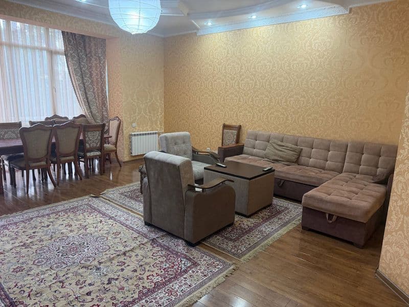 Отличное расположение дома - всё рядом - много магазинов, Це — фото 3
