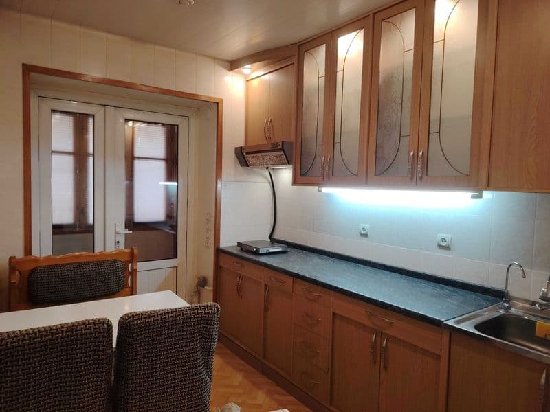 Комната - спальня с большим окном, светлая. Имеется большой 