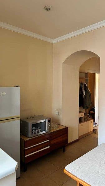 Большая изолированная спальня, просторная кухня, переходящая — фото 3