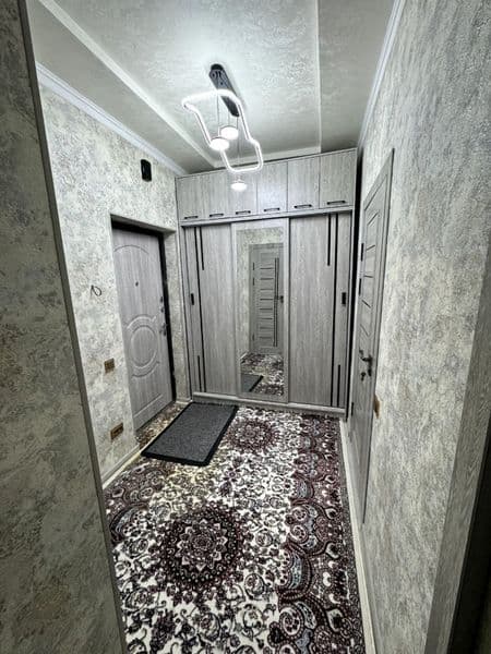 Student akkuratniy o’qidigan ishlidigan o’g’il bolalarga bez