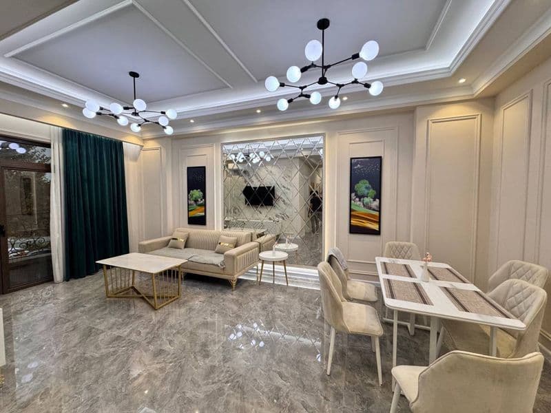 Отличное расположение дома - всё рядом - много магазинов, Це