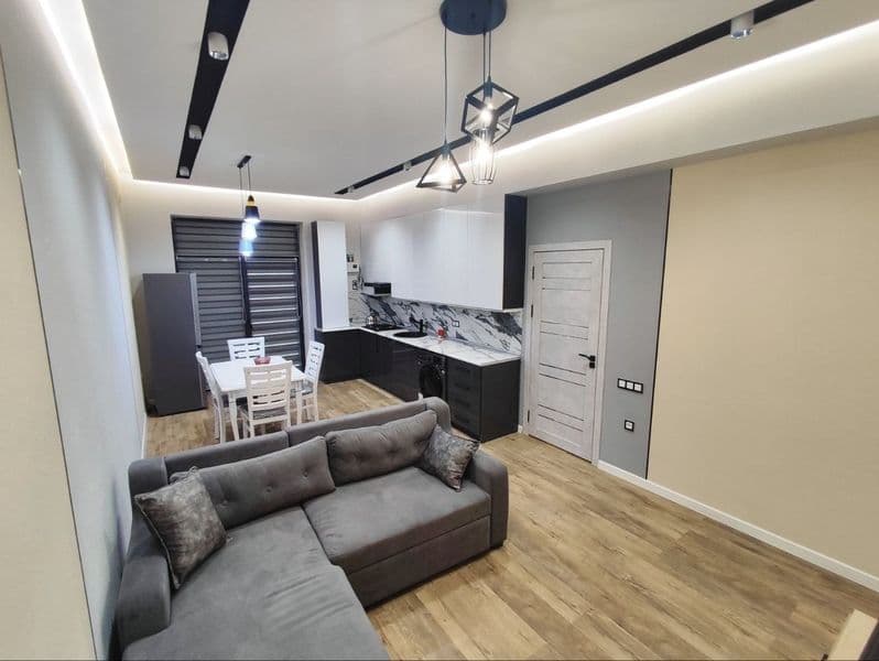 • Район Яшнабод, улица Махтумкули ( Mahtumquli )<br />
• Жил