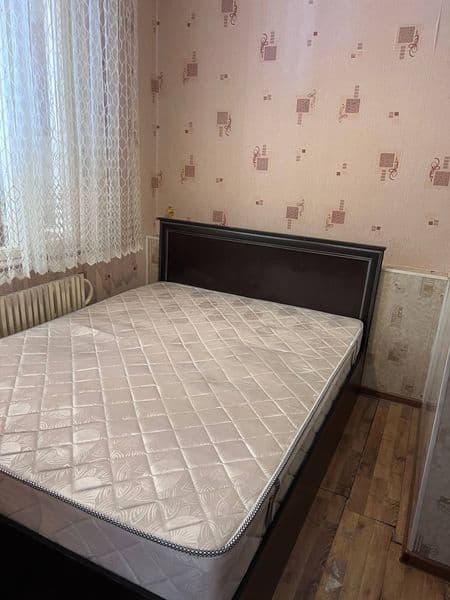 Срочно сдаю 1-комнатная переделанная 2-х комнатную квартиру.