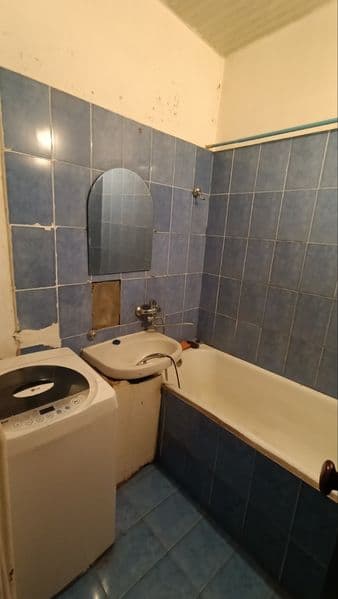 Юнусабад 8 квартал 1/4/4  300 у.е.факат оила еки яхши бола е