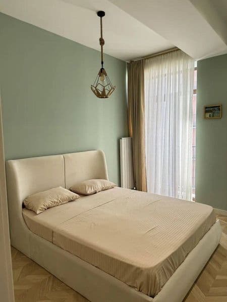 2 комнатную квартиру на 4 этаже,<br />
В квартире есть все н