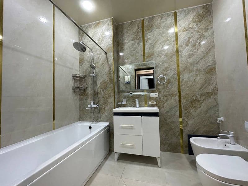 Отличное расположение дома - всё рядом - много магазинов, Це — фото 4