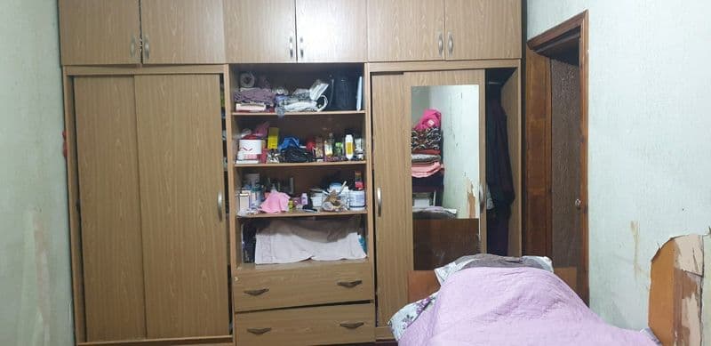 Квартира тёплая.  Балкон 1,5 ×3.    Состояние сред.  Имеется