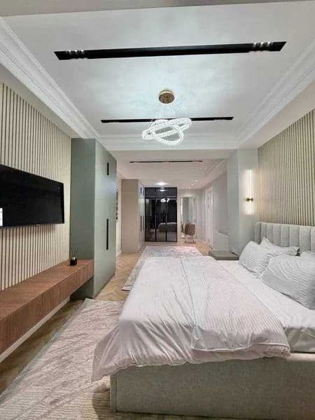 Характеристики:<br />
Комнат: 2<br />
Площадь: 74 м² + балко