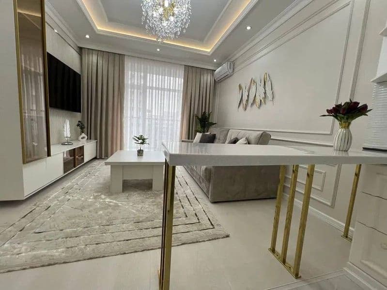 Отличное расположение дома - всё рядом - много магазинов, Це