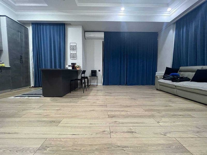 Количество комнат: 3 (гостиная совмещена с кухней)<br />
Общ