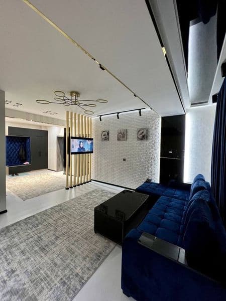 Отличное расположение дома - всё рядом - много магазинов, Це