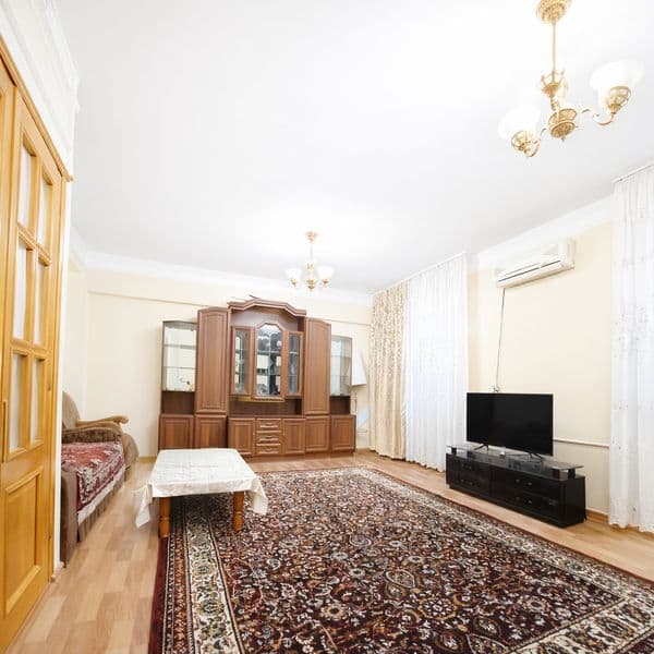 Массив Ц 4 <br />
Сдаётся большая квартира <br />
2 комнатна