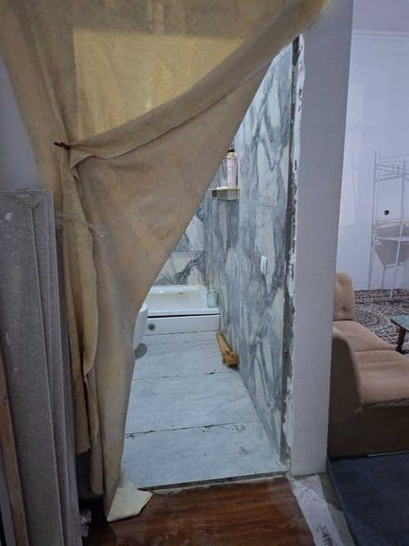 Возле ЭКО Базара,бывш.магазин Чимган.<br />
Черновой ремонт.