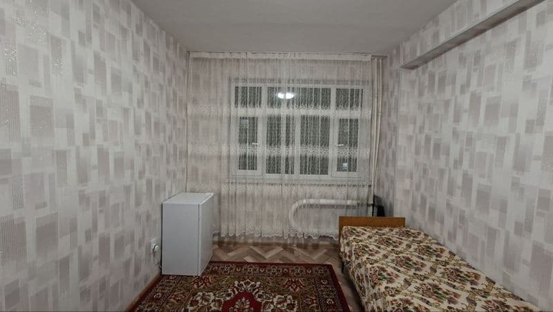 Сдаётся комната м Кадышева . Бывшее общежитие . Имеется холо
