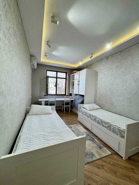 Район: Юнусабадский<br />
Адрес: хон сарой<br />
<br />
Комн — фото 5