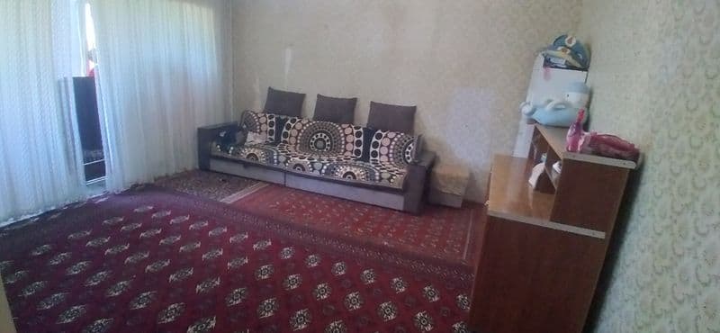 Без ремонта чистая квартира,с мебелью-диван,кресла,ковры.Спа