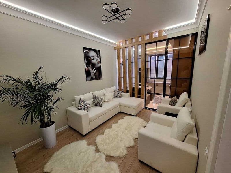 • Район: Мирабад<br />
• Адрес: улица Ислом Каримов<br />
• 