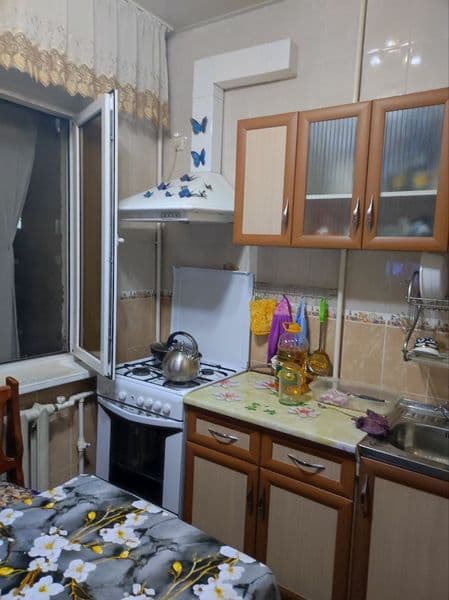 Ibn sino 1 xona 4 etaj 350 xamma sharoit bor lubboyiga sroch