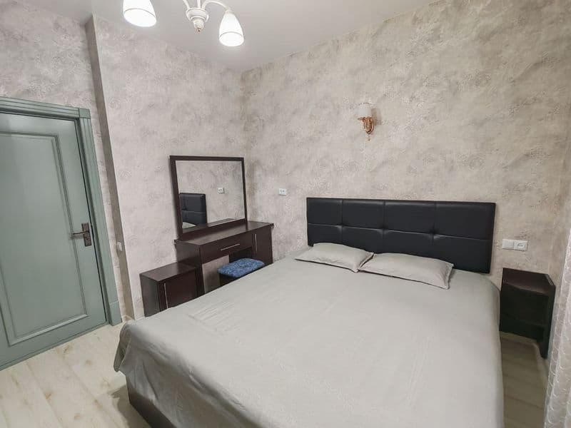 Mirobod Oybek metro oldida 2 xonali uy ijaraga beriladi. Sha