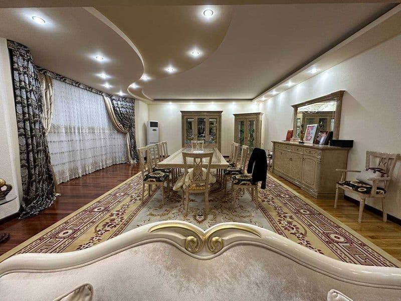 Сдается в аренду квартира с площадью 300 кв. м. 3 спальни, 3