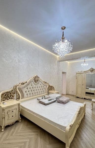 Сдаётся Центре Квартиры <br />
2 комнатная 4-этаж <br />
<br