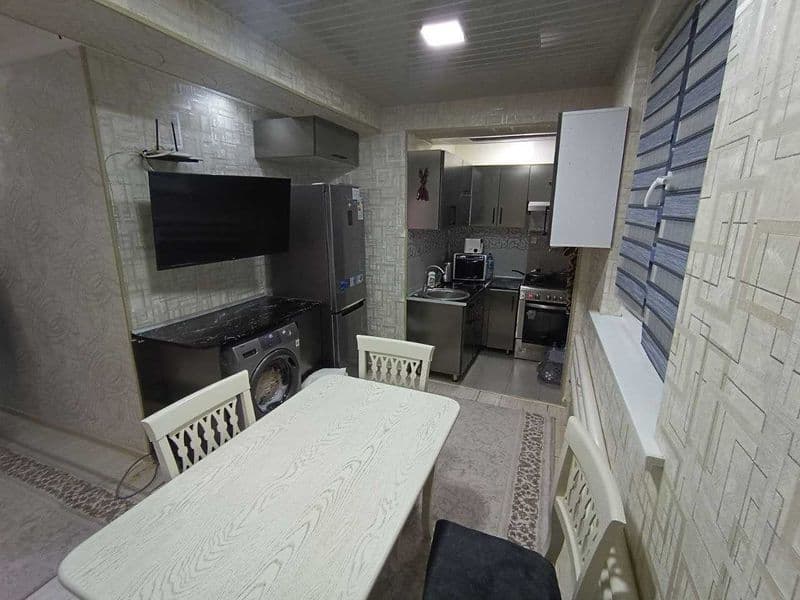 Ориентир: ЦУМ, 110 школа<br />
<br />
Общая площадь — 70 м²<