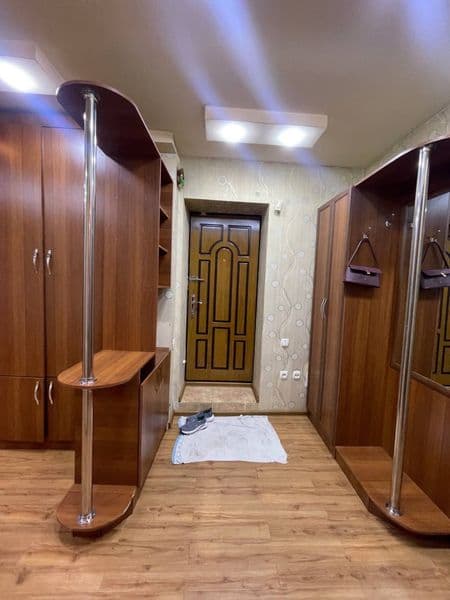 Сдаётся уютная 2-комнатная квартира, переделанная в 3-комнат