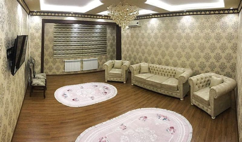 Отличное расположение дома - всё рядом - много магазинов, Це