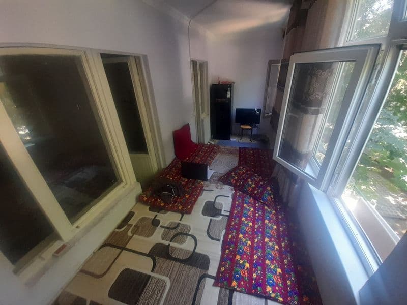 3 kishi bor 2 xona uy yana 3 yoki 4 kishi olinadi hamma shar