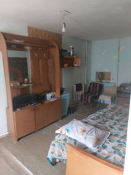 Комната для жилья: небольшой зал-диван, шкаф, полки,  + кухн — фото 2